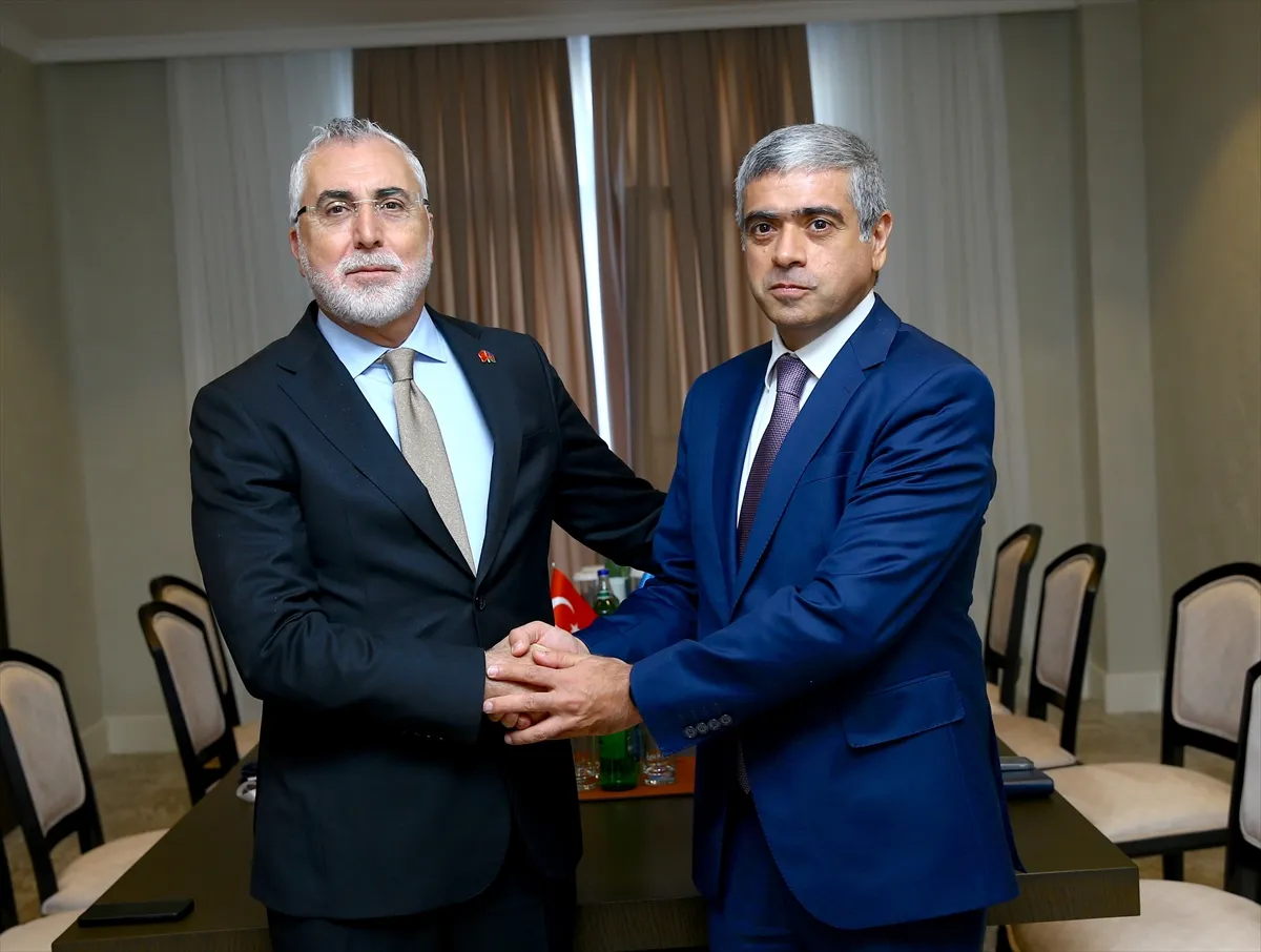 Bakan Işıkhan, Azerbaycanlı mevkidaşı Aliyev’le görüştü Bakan Işıkhan, Azerbaycanlı mevkidaşı Aliyev’le görüştü