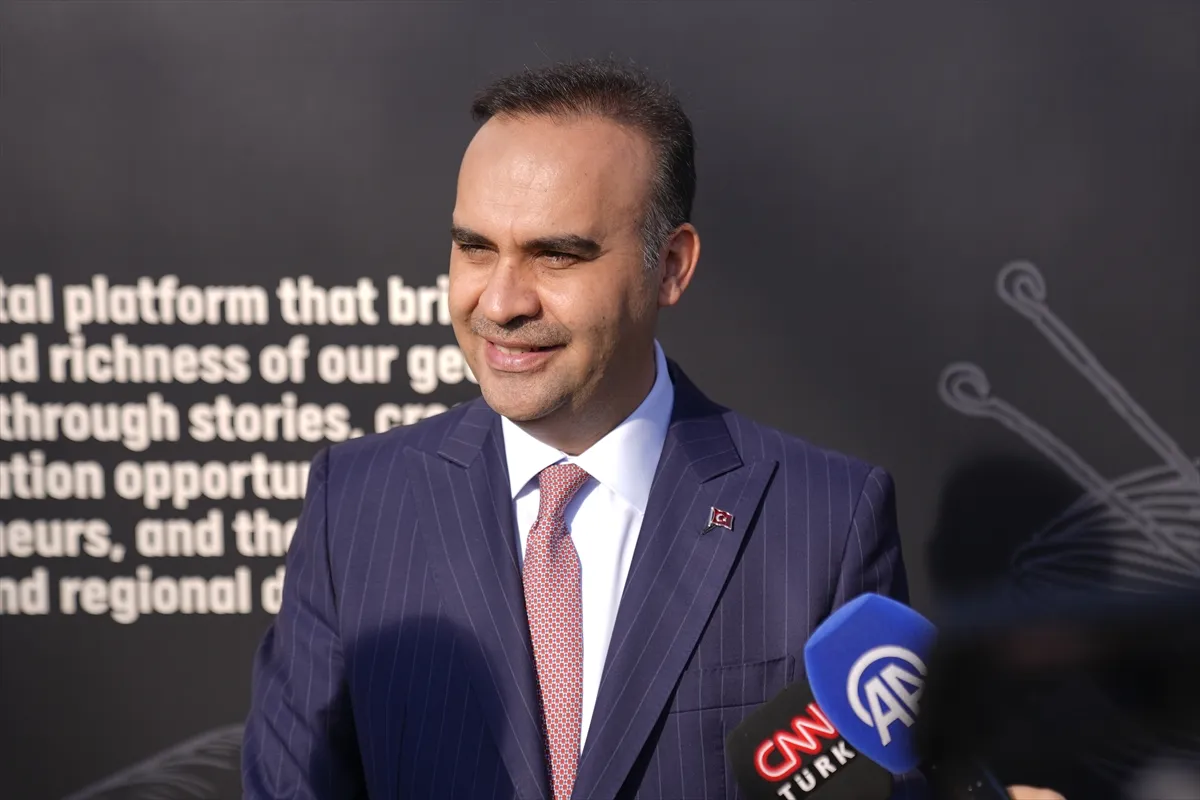 Bakan Kacır astronotlarla IAC 2026’daki Anadoludakiler pazarını gezdi