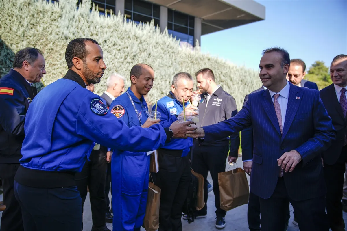 Bakan Kacır astronotlarla IAC 2026’daki Anadoludakiler pazarını gezdi Bakan Kacır astronotlarla IAC 2026’daki Anadoludakiler pazarını gezdi
