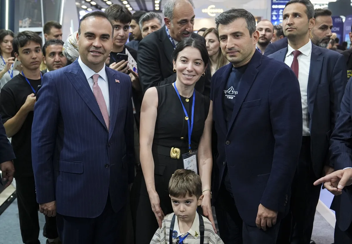 Bakan Kacır ve T3 Vakfı Mütevelli Heyeti Başkanı Bayraktar, IAC 2026’yı ziyaret etti