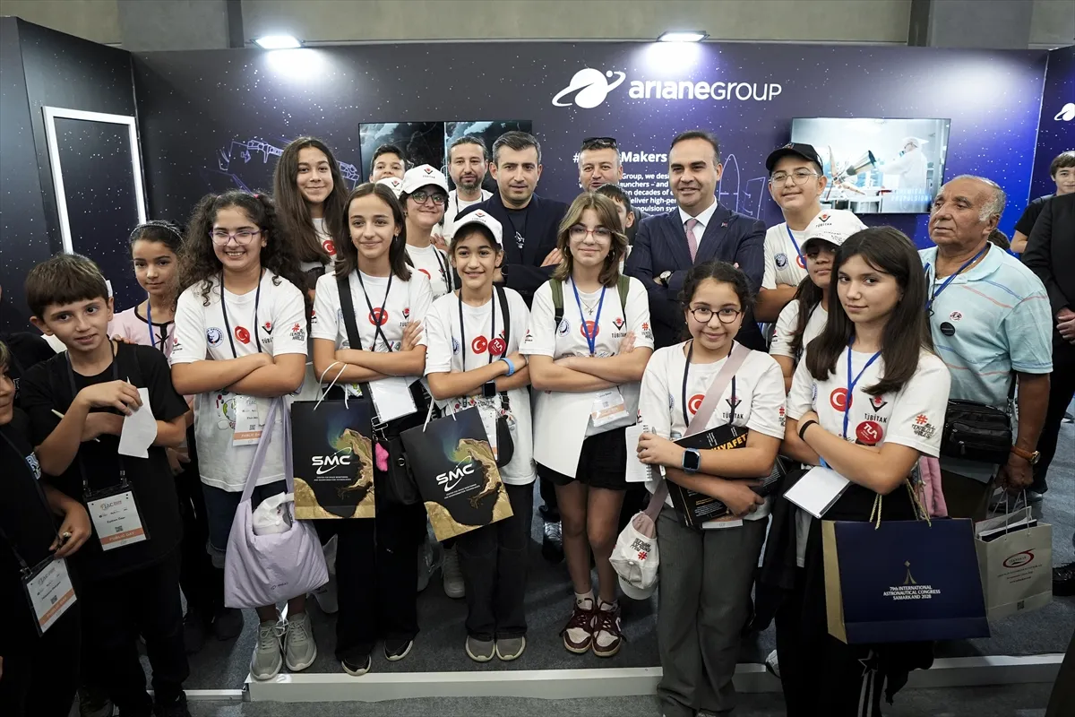 Bakan Kacır ve T3 Vakfı Mütevelli Heyeti Başkanı Bayraktar, IAC 2026’yı ziyaret etti