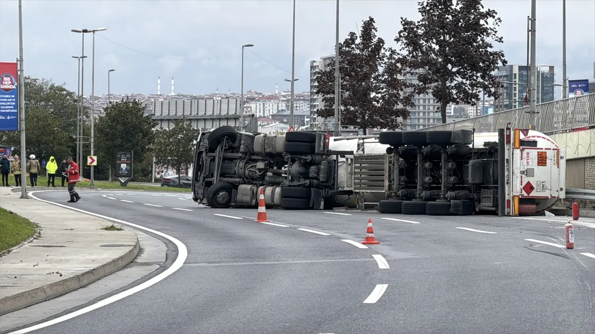 Bakırköy’de devrilen LNG yüklü tankerin sürücüsü yaralandı