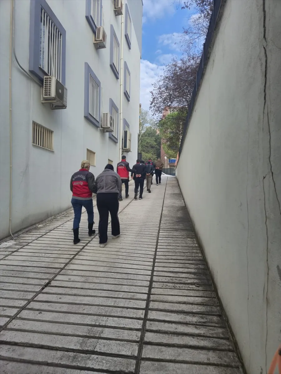 Balıkesir’de bir kişinin öldüğü silahlı saldırıya ilişkin yakalanan 6 şüpheli tutuklandı Balıkesir’de bir kişinin öldüğü silahlı saldırıya ilişkin yakalanan 6 şüpheli tutuklandı
