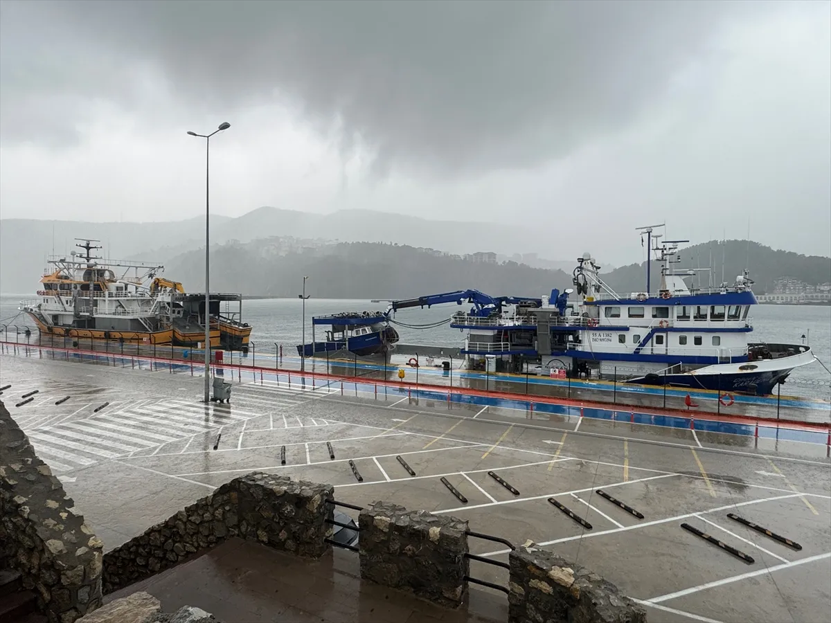 Bartın’ın Amasra ilçesinde kuvvetli rüzgar nedeniyle dalga boyu 3 metreye ulaştı Bartın’ın Amasra ilçesinde kuvvetli rüzgar nedeniyle dalga boyu 3 metreye ulaştı
