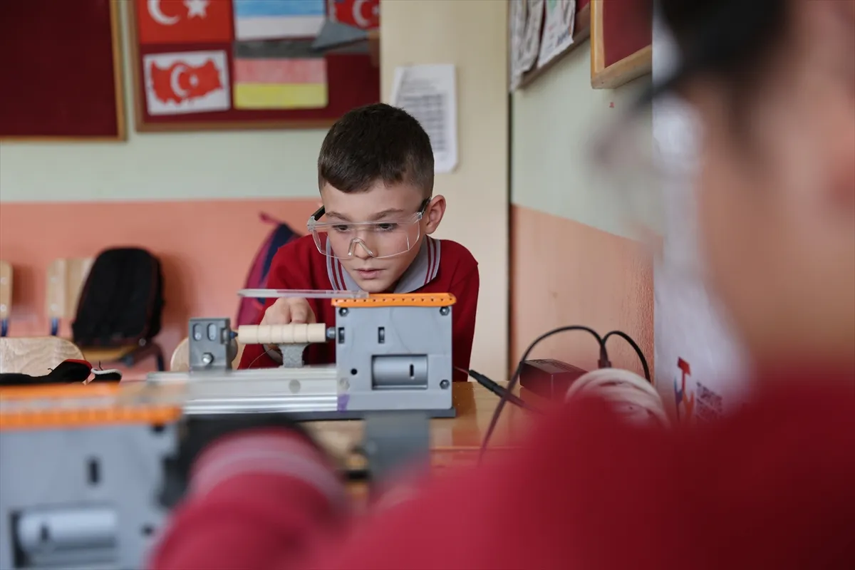 Bayburt’ta köy okulundaki öğrenciler uygulamalı teknoloji eğitimi aldı