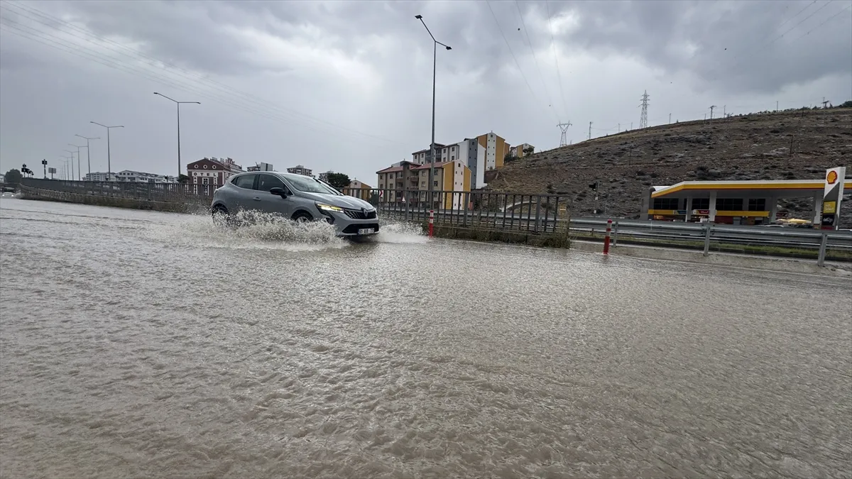 Bayburt’ta sağanak ve dolu etkili oldu Bayburt’ta sağanak ve dolu etkili oldu