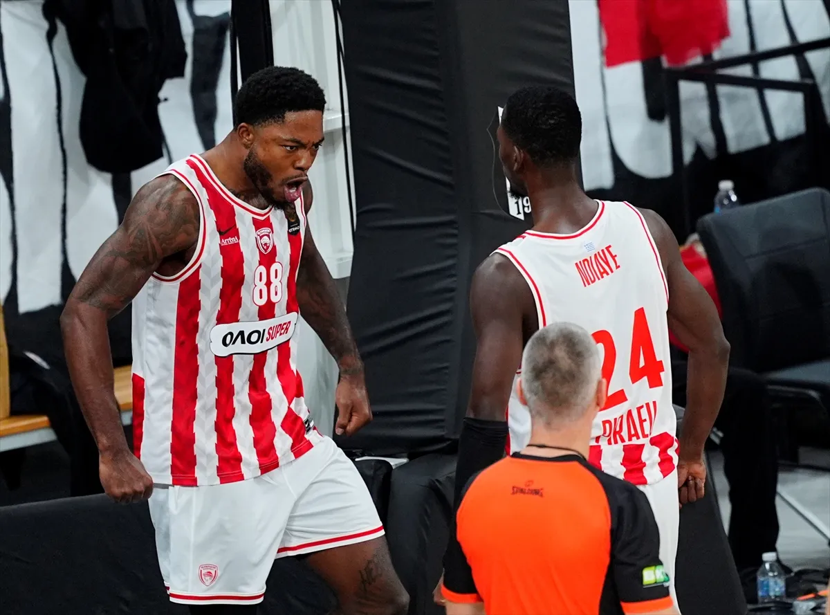 Beşiktaş - Olympiakos maçı Basketbol Avrupa Ligi’nde oynandı 4. kare