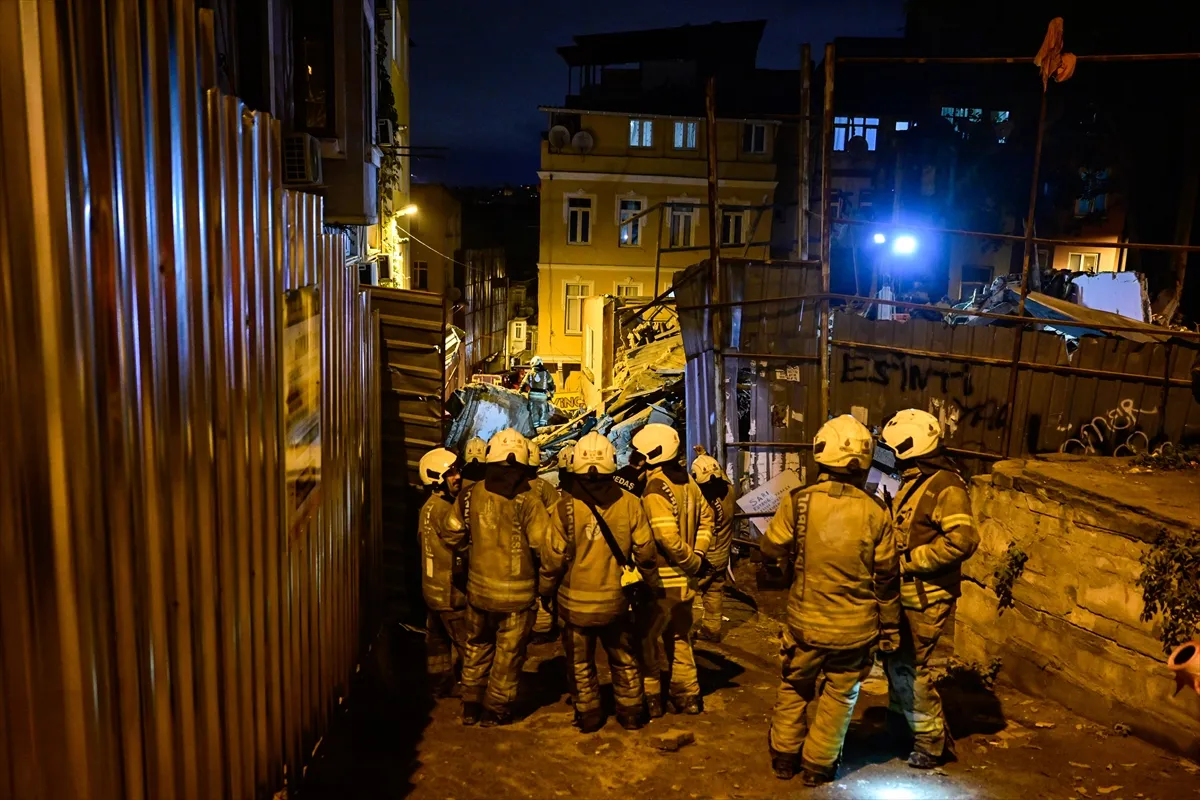 Beyoğlu’nda metruk 4 katlı bina çöktü