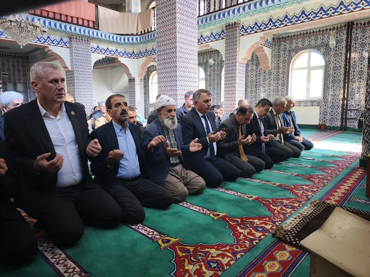 Bingöl’de 34 yıl önce PKK’lı teröristlerce katledilen 19 kişi anıldı Bingöl’de 34 yıl önce PKK’lı teröristlerce katledilen 19 kişi anıldı