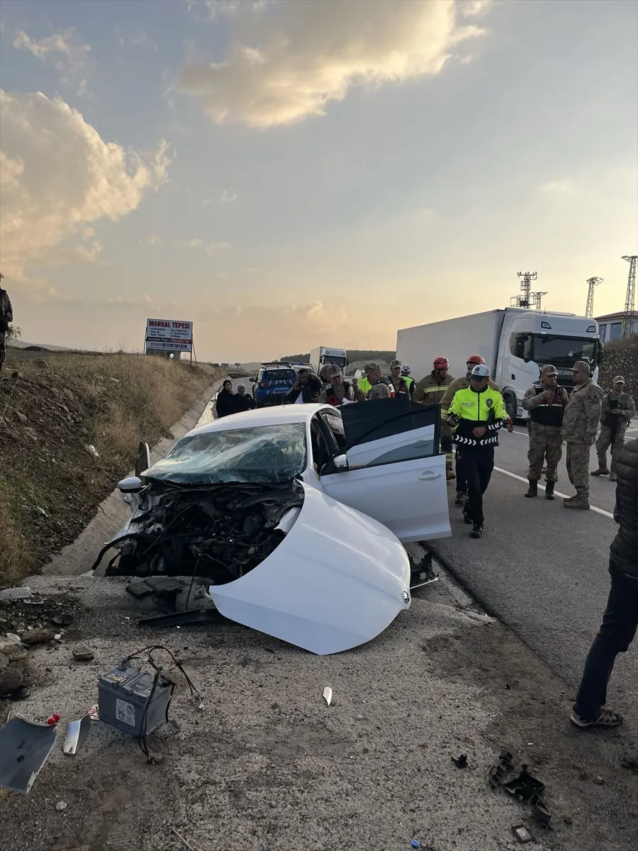 Bingöl’de beton menfeze çarpan otomobildeki 2 kişi öldü, 1 kişi yaralandı Bingöl’de beton menfeze çarpan otomobildeki 2 kişi öldü, 1 kişi yaralandı