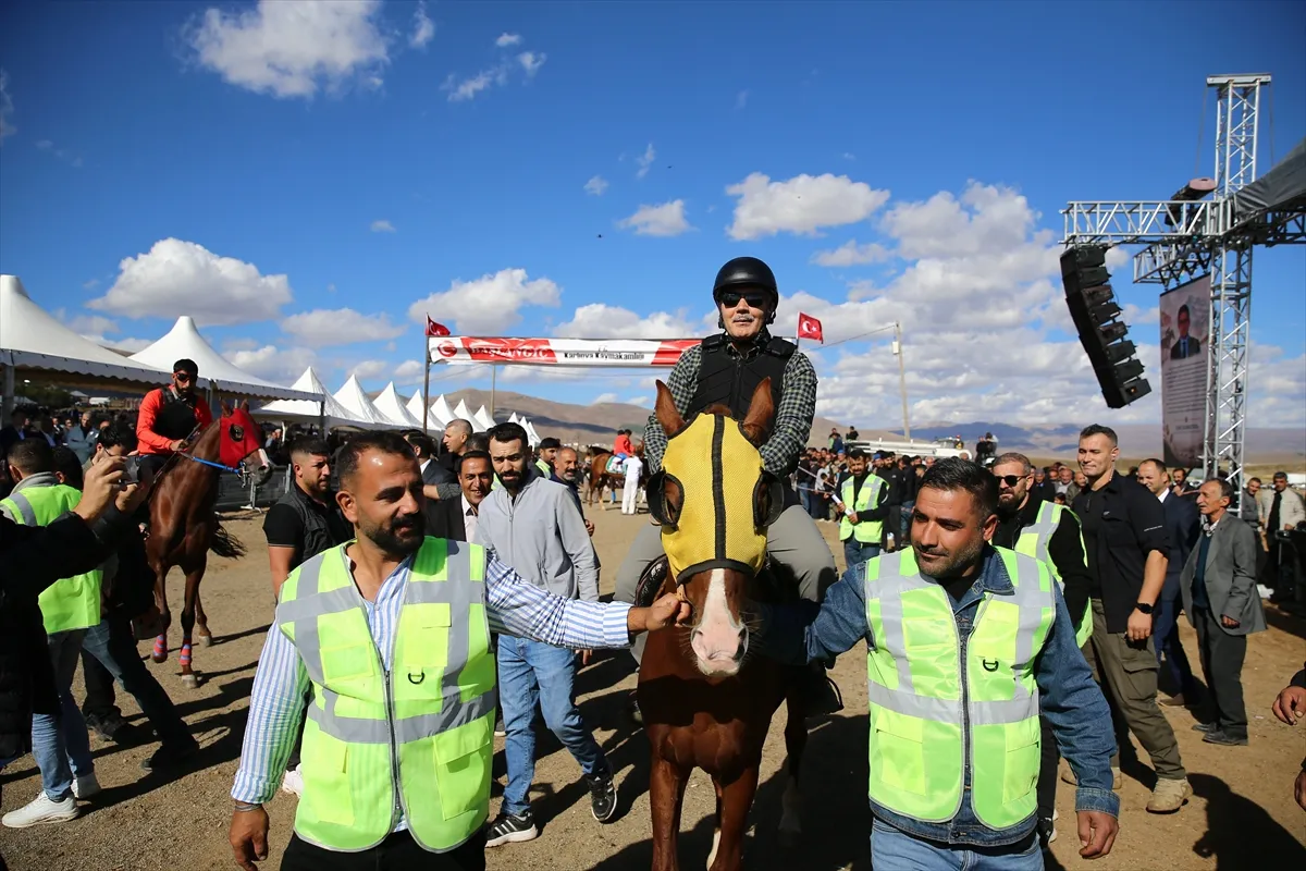 Bingöl Karlıova’da geleneksel at yarışları düzenlendi Bingöl Karlıova’da geleneksel at yarışları düzenlendi