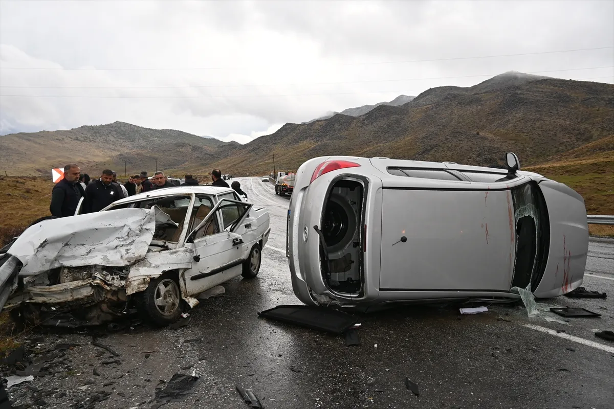 Bitlis’te iki otomobil çarpıştı: 5 yaralı Bitlis’te iki otomobil çarpıştı: 5 yaralı