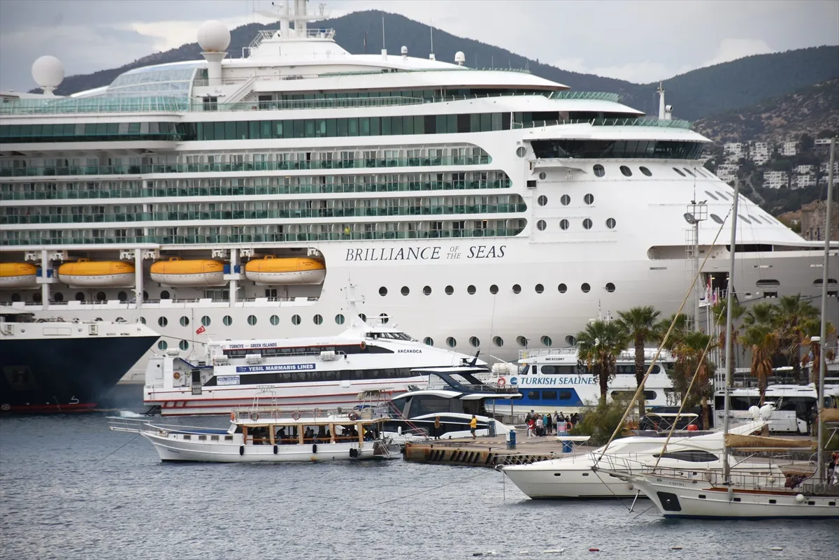 Bodrum’a 2 kruvaziyerle 2 bin 437 turist geldi