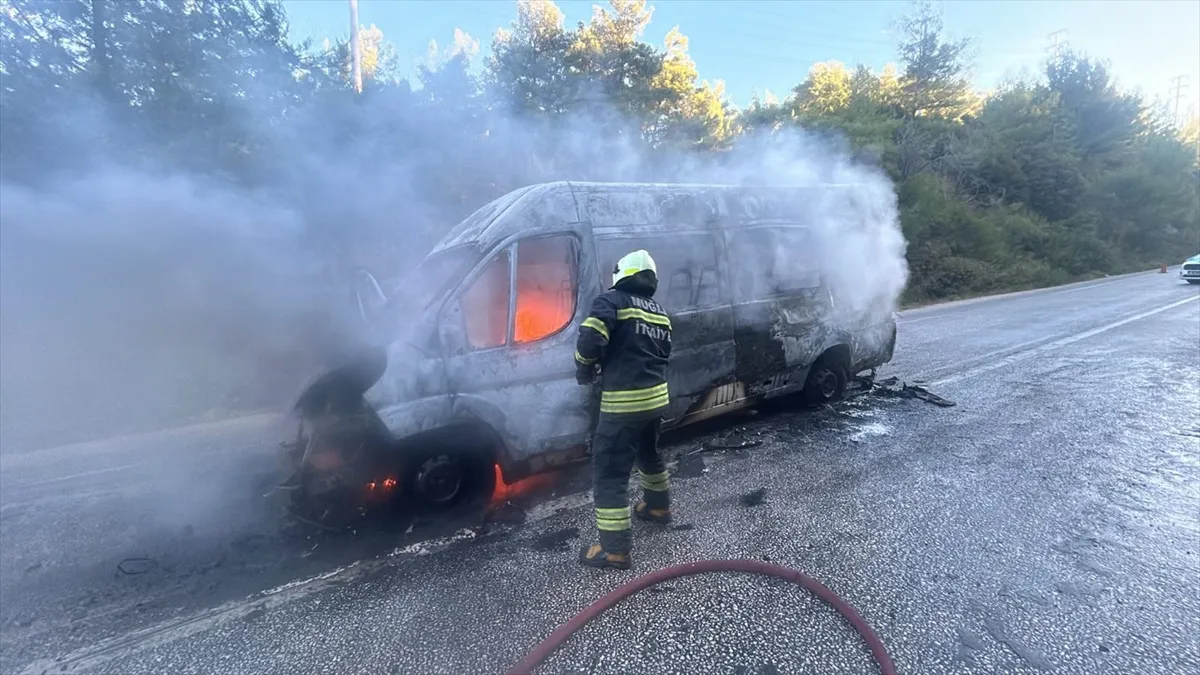 Bodrum’da bir okul servis aracı yandı Bodrum’da bir okul servis aracı yandı