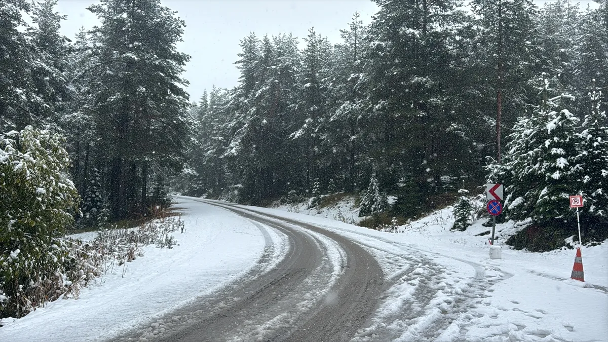 Bolu’nun yüksek kesimlerinde kar etkisini artırdı, Düzce’de sağanak yaylada yerini kara bıraktı
