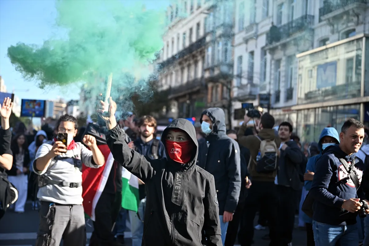Brüksel’de eğitim politikaları yüzlerce genç tarafından bir kez daha protesto edildi (GÜNCELLEME)