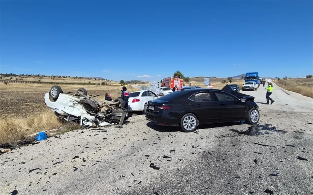 Burdur’da 3 aracın karıştığı kazada 1 kişi öldü 4 kişi yaralandı Burdur’da 3 aracın karıştığı kazada 1 kişi öldü 4 kişi yaralandı