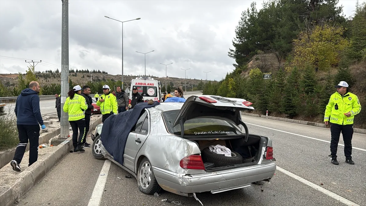 Burdur’da bariyere çarparak devrilen otomobilin sürücüsü öldü, 4 kişi yaralandı