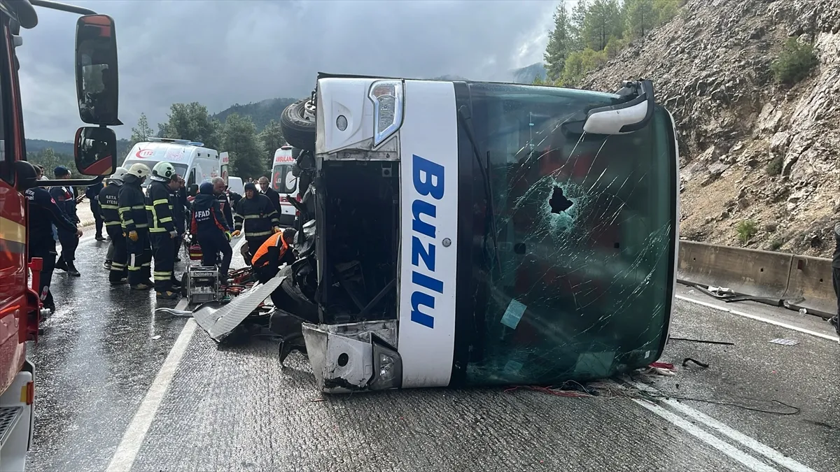 Burdur’da yolcu otobüsünün devrilmesi sonucu 1 kişi öldü, 9 kişi yaralandı Burdur’da yolcu otobüsünün devrilmesi sonucu 1 kişi öldü, 9 kişi yaralandı