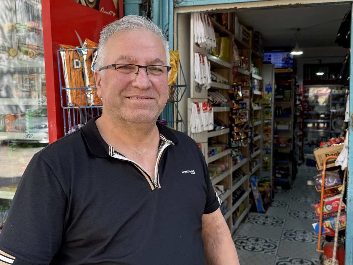 Bursa’da 2 kız kardeşin kapalı marketten içecek alıp parasını bıraktığı anlar kamerada Bursa’da 2 kız kardeşin kapalı marketten içecek alıp parasını bıraktığı anlar kamerada