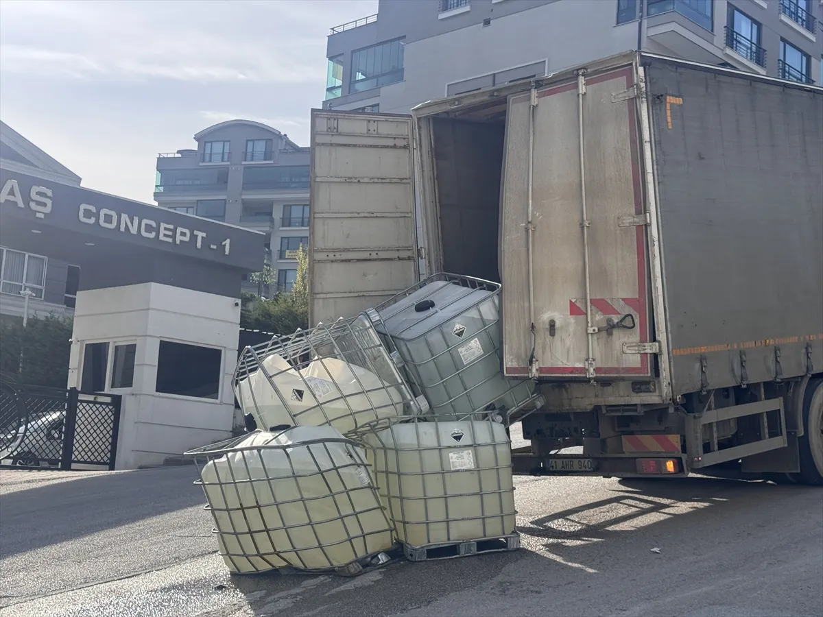 Bursa’da kamyondan düşen tanklardan sızan kimyasal madde nedeniyle cadde ulaşıma kapatıldı Bursa’da kamyondan düşen tanklardan sızan kimyasal madde nedeniyle cadde ulaşıma kapatıldı