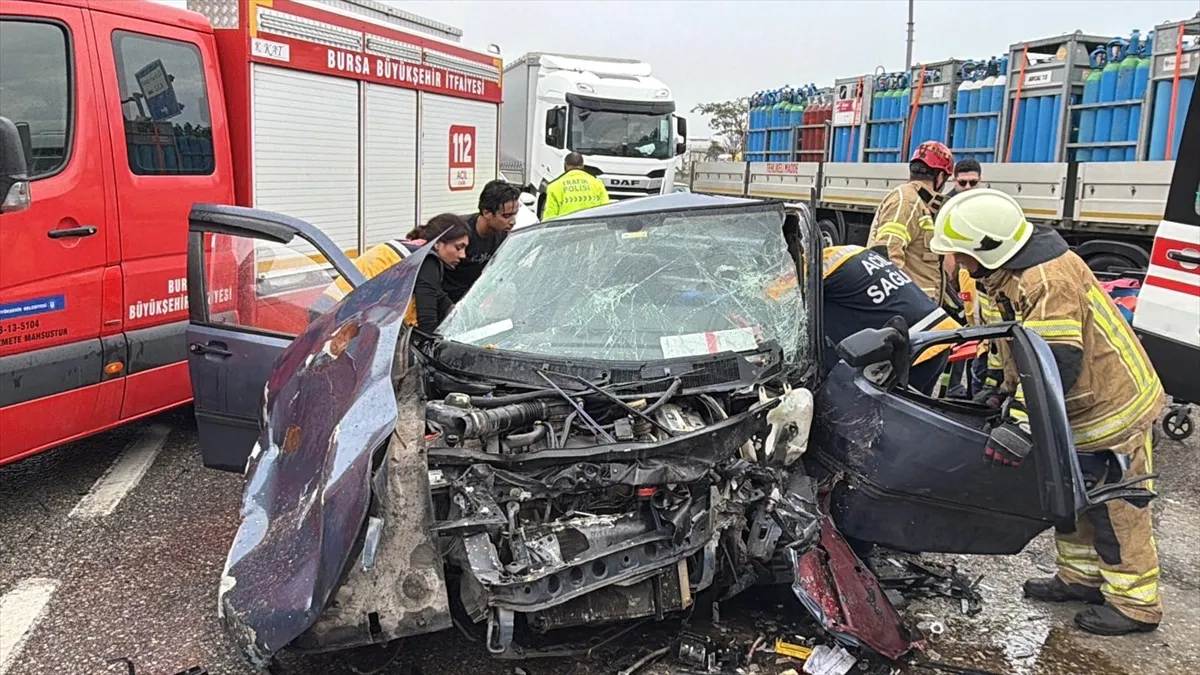 Bursa’da kamyonla çarpışan otomobildeki 2 kişi yaralandı