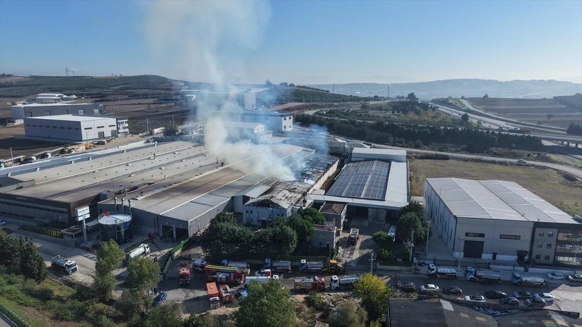 Bursa’da mobilya fabrikasının deposunda çıkan yangın kontrol altına alındı (GÜNCELLEME)