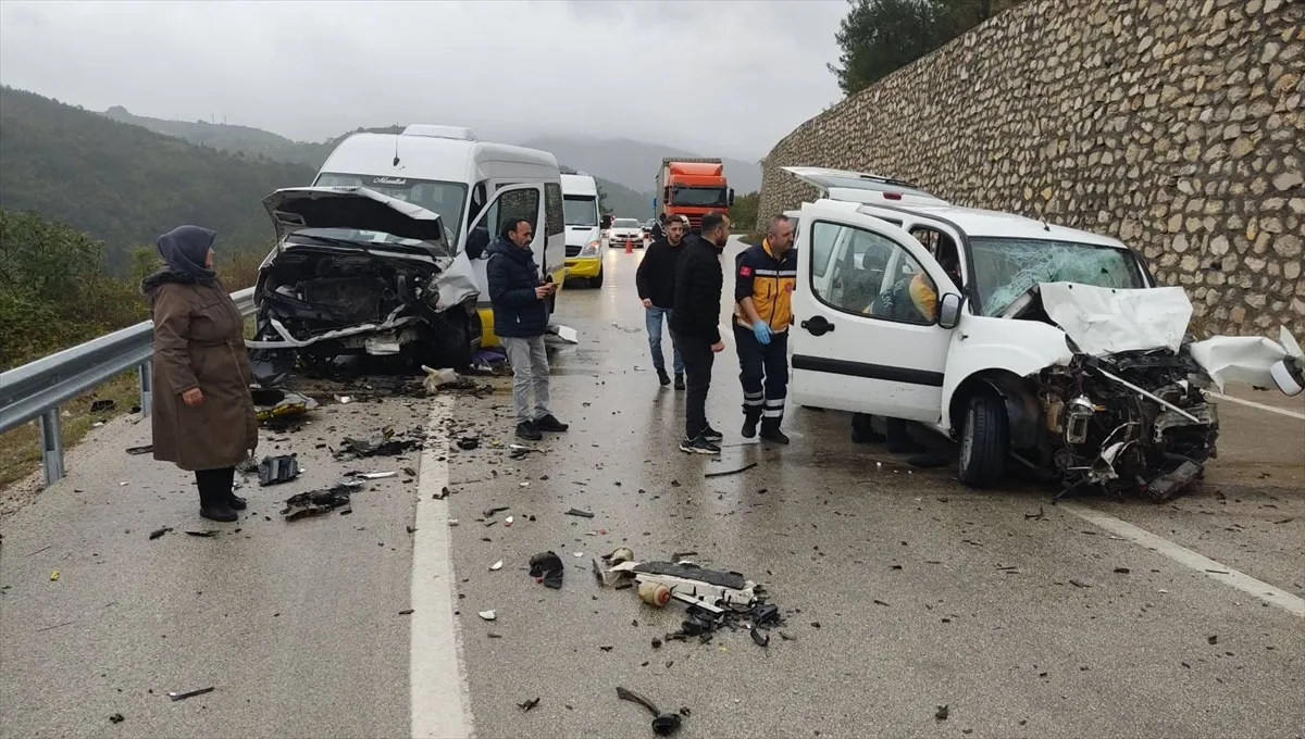 Bursa’da yolcu minibüsüyle hafif ticari aracın çarpıştığı kazada 1 kişi öldü Bursa’da yolcu minibüsüyle hafif ticari aracın çarpıştığı kazada 1 kişi öldü
