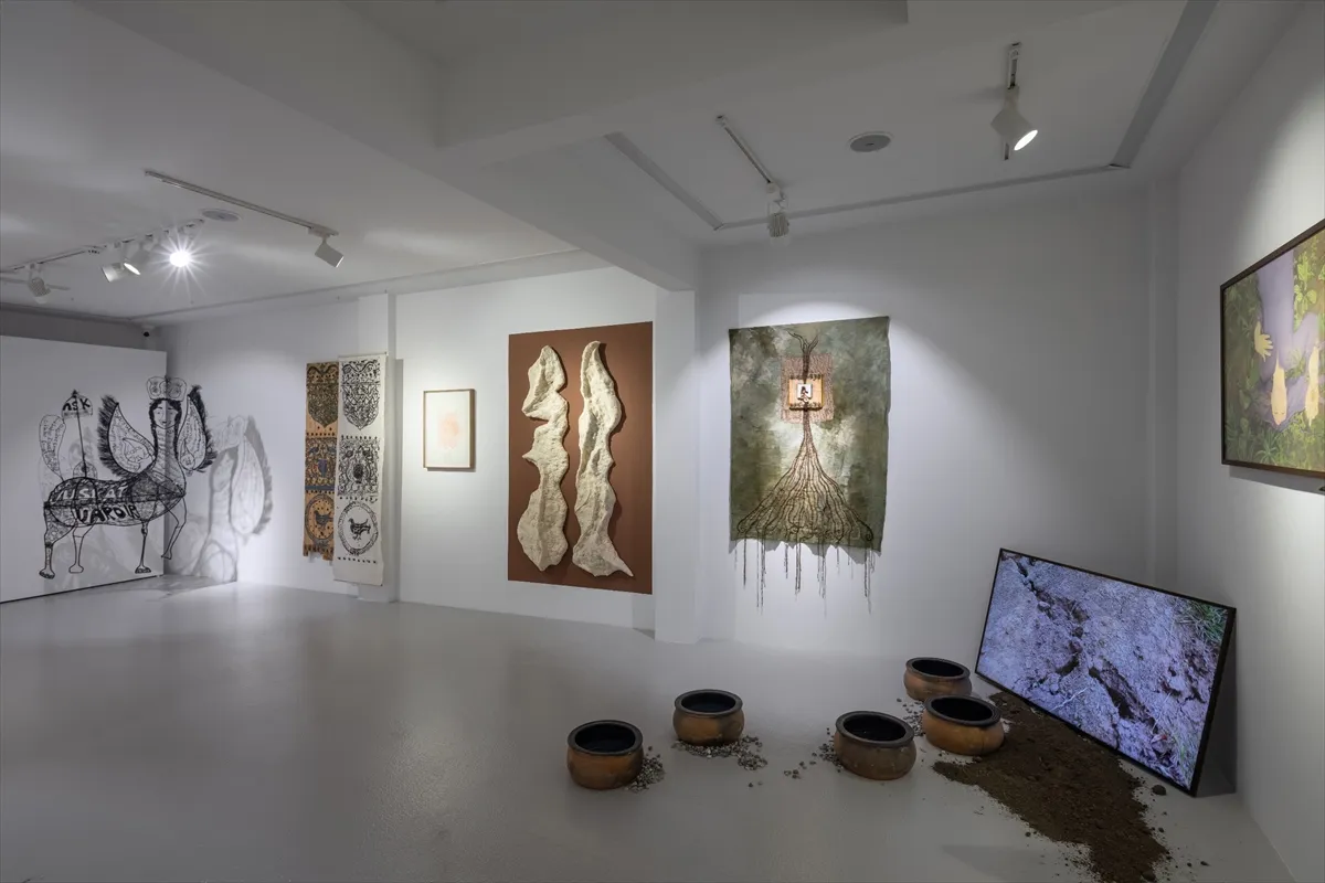 Büyüsü Bozulmuş Dünya sergisi Lenzart space’te açıldı Büyüsü Bozulmuş Dünya sergisi Lenzart space’te açıldı