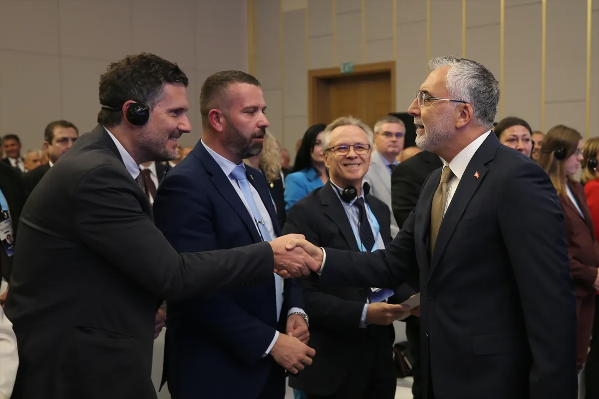 Çalışma ve Sosyal Güvenlik Bakanı Işıkhan, Antalya’da konuştu Çalışma ve Sosyal Güvenlik Bakanı Işıkhan, Antalya’da konuştu
