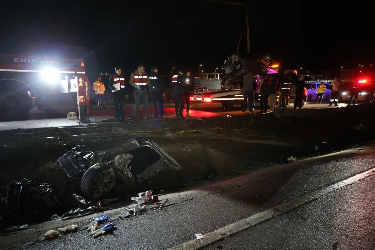 Çanakkale’de refüjdeki aydınlatma direğine çarpan otomobildeki 2 kişi öldü Çanakkale’de refüjdeki aydınlatma direğine çarpan otomobildeki 2 kişi öldü