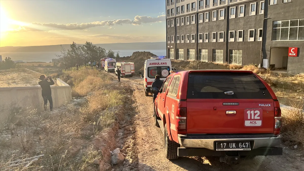 Çanakkale’de üniversite kampüsünde yaşanan toprak kaymasında 2 işçi yaralandı