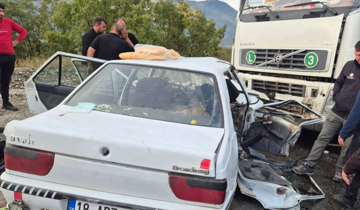 Çankırı’da tomruk yüklü tır ile çarpışan otomobildeki 3 kişi yaralandı