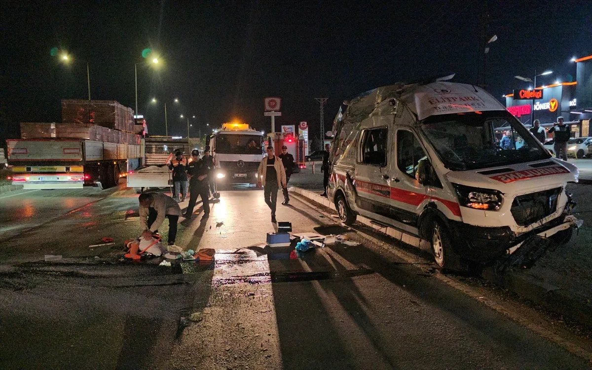 Çorum’da ambulansla otomobil çarpıştı: 6 yaralı Çorum’da ambulansla otomobil çarpıştı: 6 yaralı