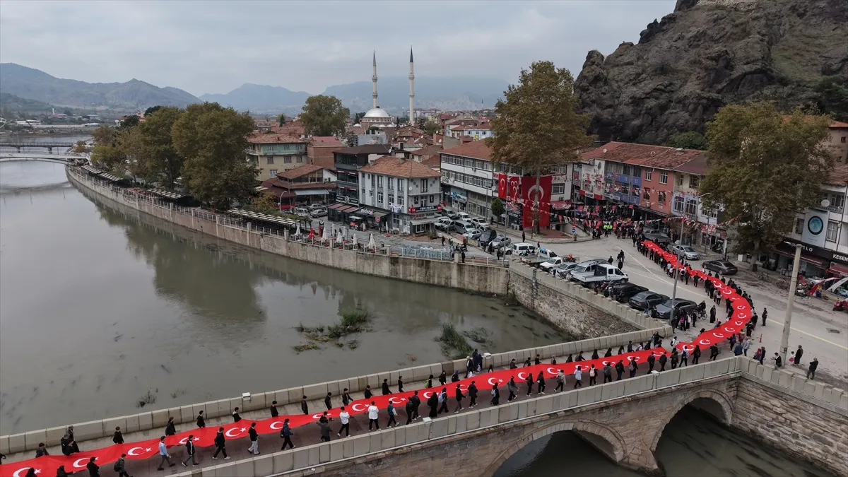 Çorum’da vatandaşlar 103 metrelik Türk bayrağıyla yürüdü