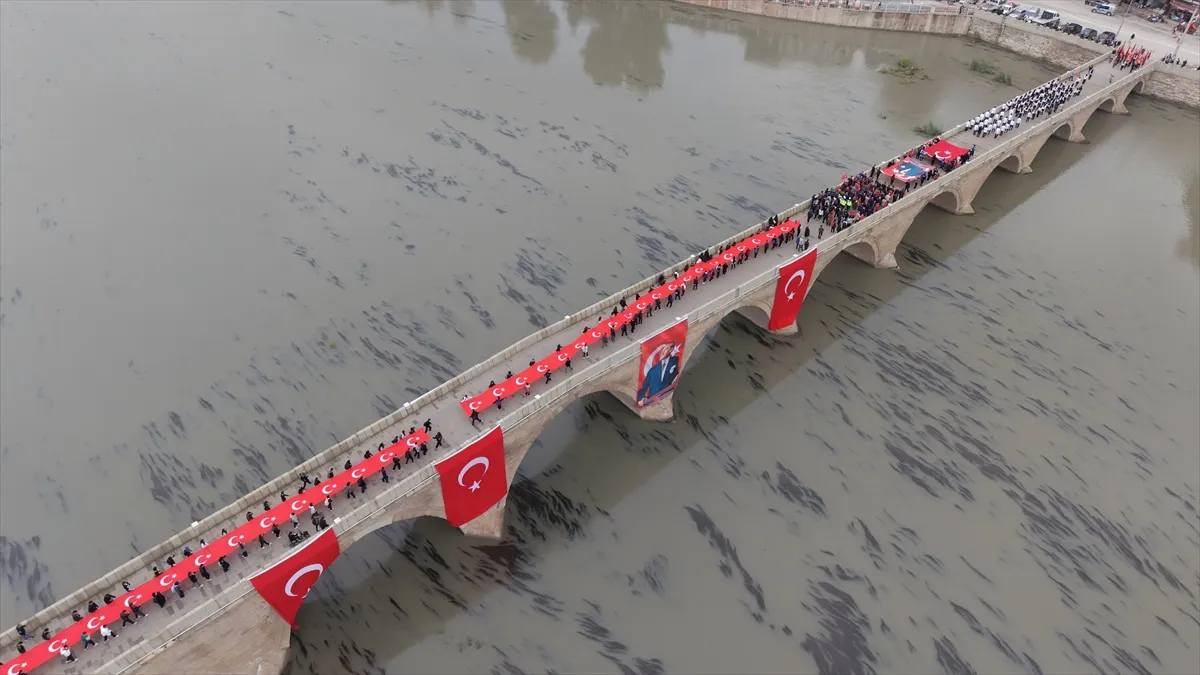 Çorum’da 103 metrelik bayrakla Cumhuriyet yürüyüşü Çorum’da 103 metrelik bayrakla Cumhuriyet yürüyüşü