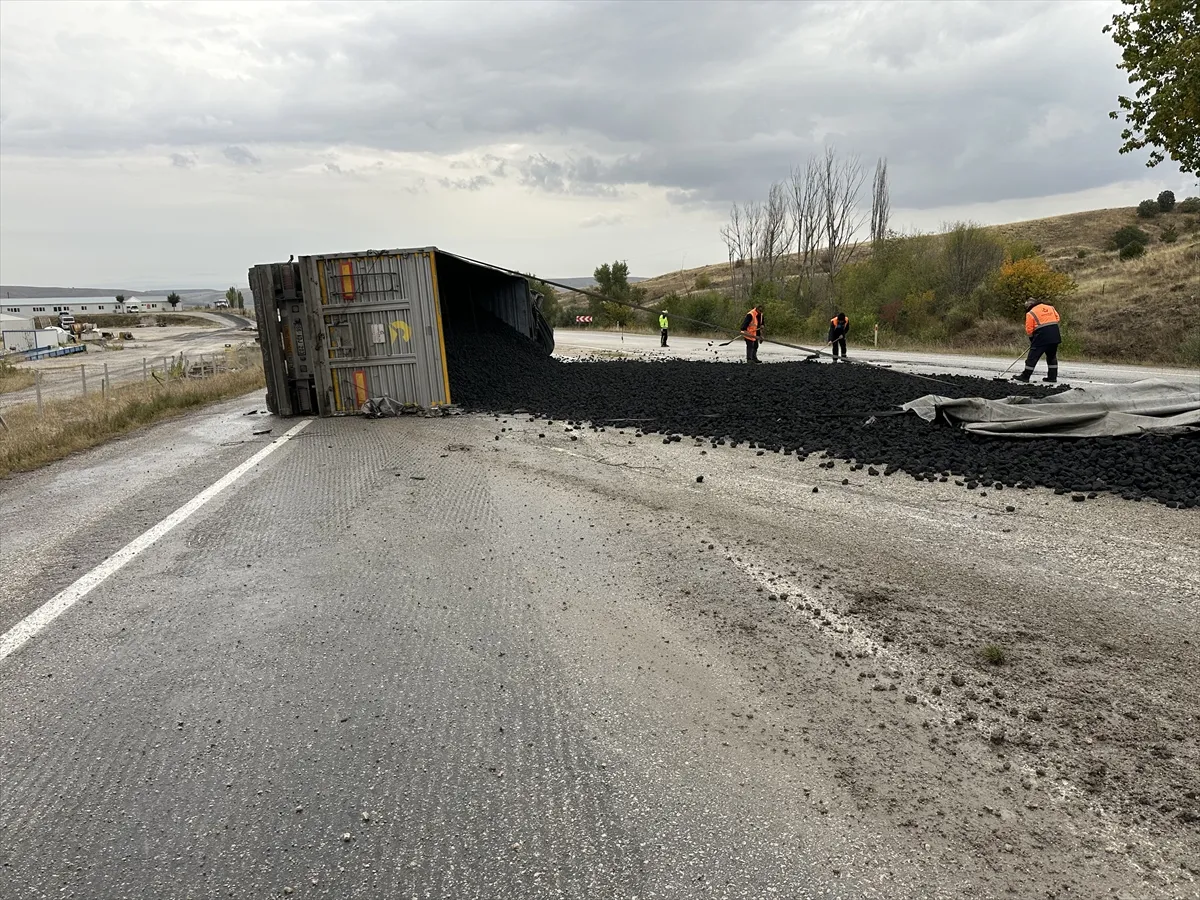 Çorum-Yozgat kara yolunda tırın devrilmesi nedeniyle ulaşımda aksama yaşanıyor Çorum-Yozgat kara yolunda tırın devrilmesi nedeniyle ulaşımda aksama yaşanıyor