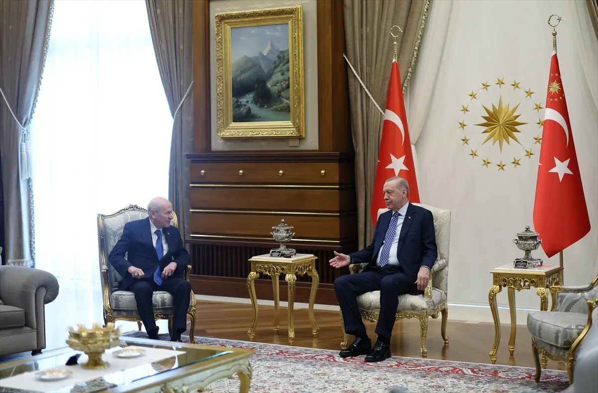 Erdoğan, MHP lideri Bahçeli’yi makamında kabul etti Erdoğan, MHP lideri Bahçeli’yi makamında kabul etti