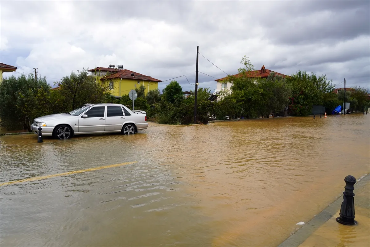 Dalaman’da dere taştı, evler ve tarım arazileri su altında kaldı Dalaman’da dere taştı, evler ve tarım arazileri su altında kaldı