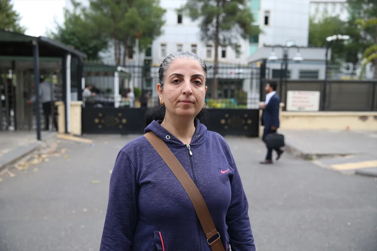 Diyarbakır’da 70 yaşındaki kadın kendilerini polis olarak tanıtan kişilerce dolandırıldı Diyarbakır’da 70 yaşındaki kadın kendilerini polis olarak tanıtan kişilerce dolandırıldı