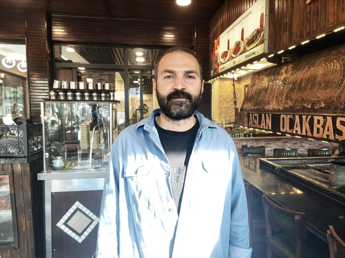 Diyarbakır’da nefes borusuna salatalık parçası kaçan müşteriyi lokanta çalışanı kurtardı Diyarbakır’da nefes borusuna salatalık parçası kaçan müşteriyi lokanta çalışanı kurtardı