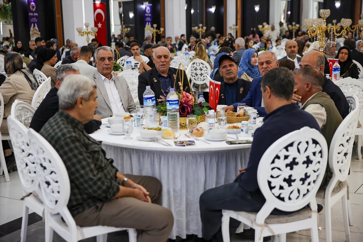 Diyarbakır’da şehit ailesi ve gazilere onur yemeği verildi Diyarbakır’da şehit ailesi ve gazilere onur yemeği verildi