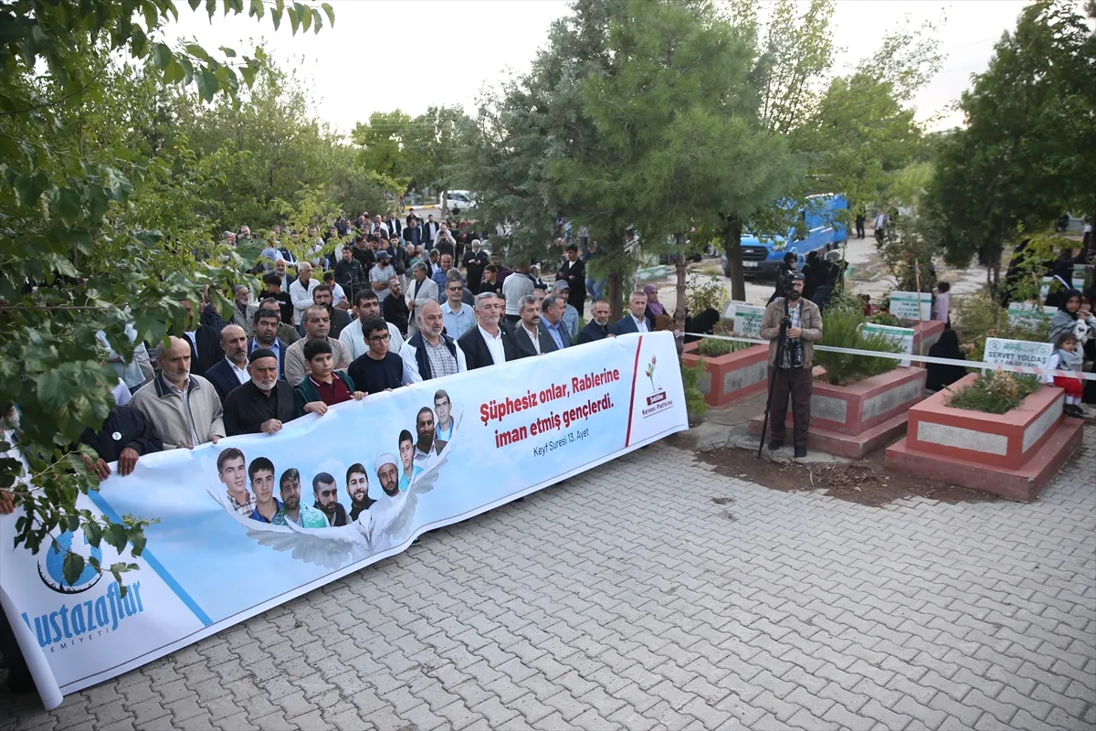 Diyarbakır’da Yasin Börü ve arkadaşları mezarları başında anıldı Diyarbakır’da Yasin Börü ve arkadaşları mezarları başında anıldı