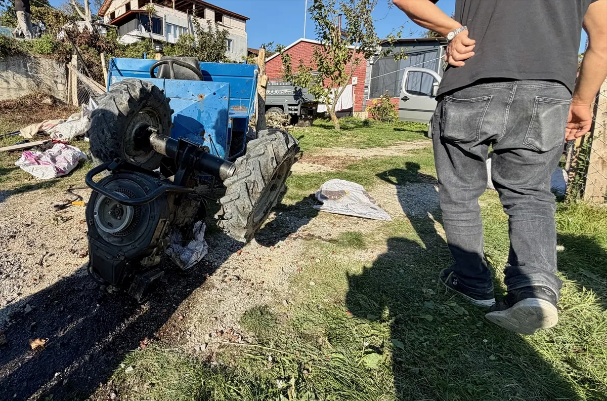 Düzce’de devrilen tarım aracındaki 1 kişi öldü, 1 kişi yaralandı Düzce’de devrilen tarım aracındaki 1 kişi öldü, 1 kişi yaralandı