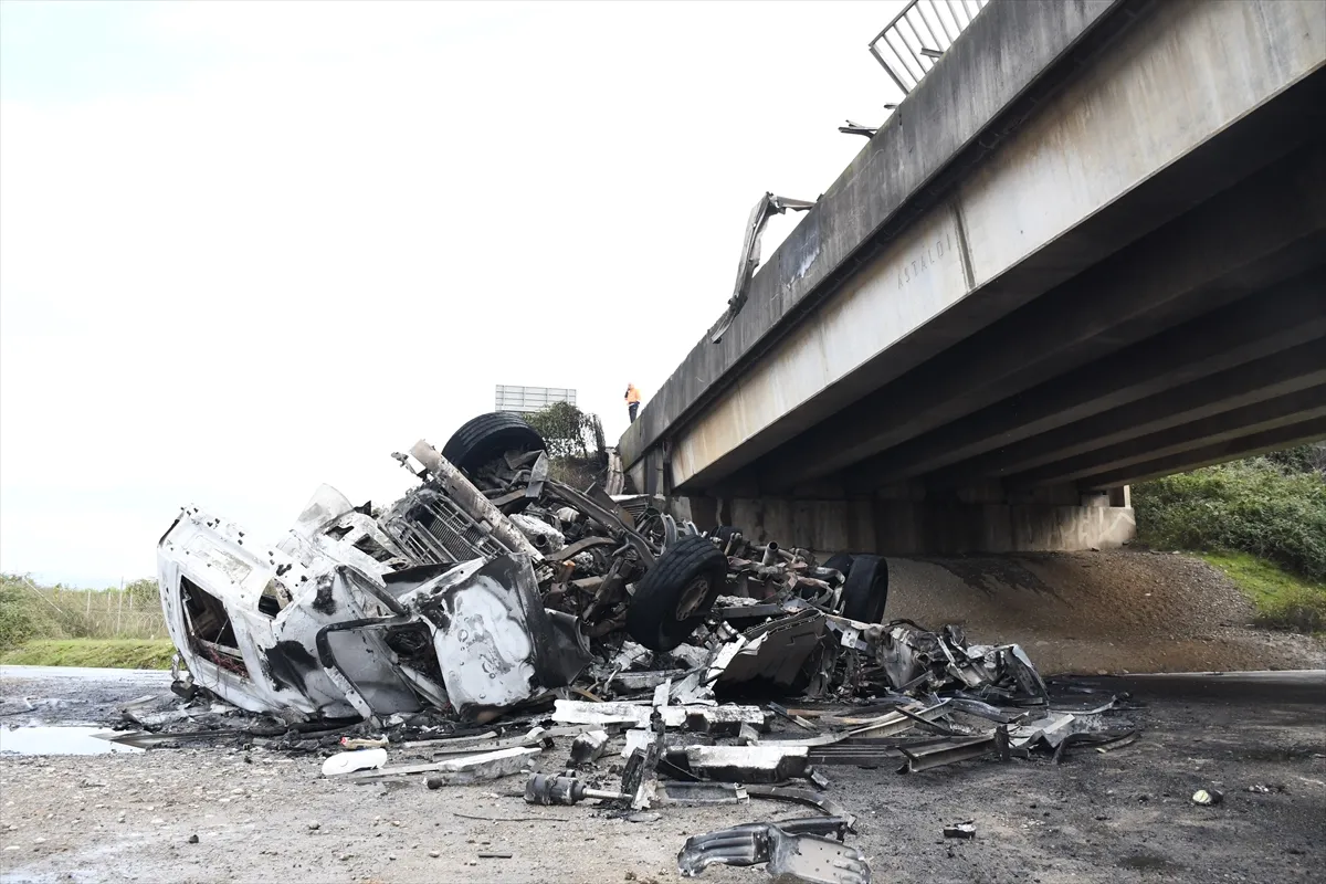 Düzce’de köprüden düşen tırda çıkan yangın söndürüldü