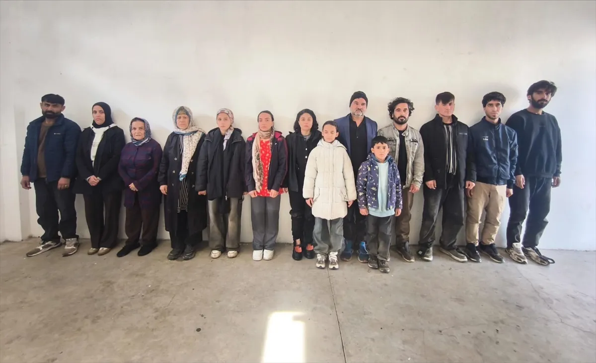 Edirne’de 16 düzensiz göçmen yakalandı, 2 şüpheli tutuklandı Edirne’de 16 düzensiz göçmen yakalandı, 2 şüpheli tutuklandı