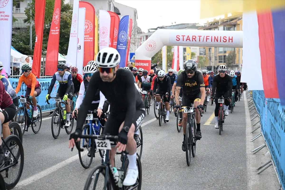 Edirne’de 17. Cumhuriyet Kupası Bisiklet Yol Yarışı düzenlendi Edirne’de 17. Cumhuriyet Kupası Bisiklet Yol Yarışı düzenlendi