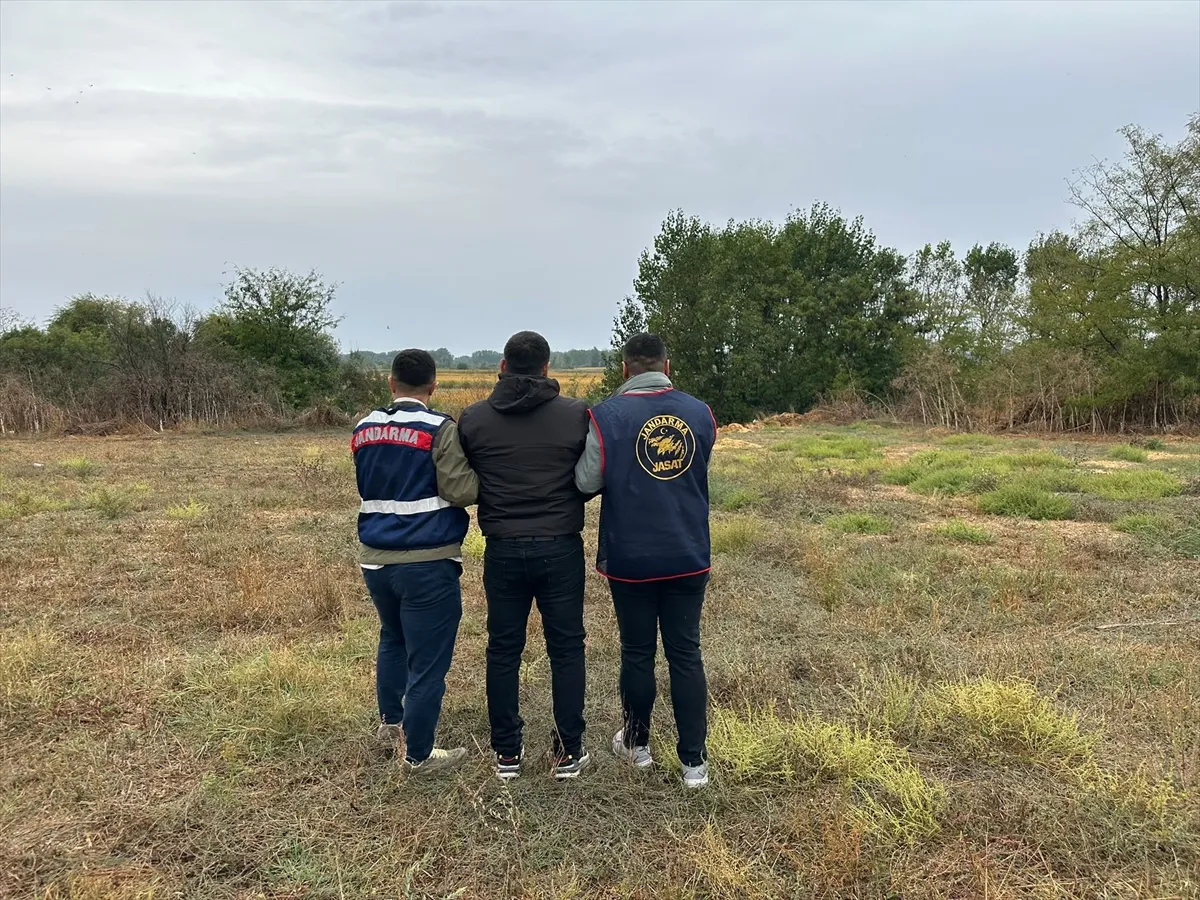 Edirne’de 45 ayrı suçtan aranan hükümlü Yunanistan’a kaçmak isterken yakalandı Edirne’de 45 ayrı suçtan aranan hükümlü Yunanistan’a kaçmak isterken yakalandı