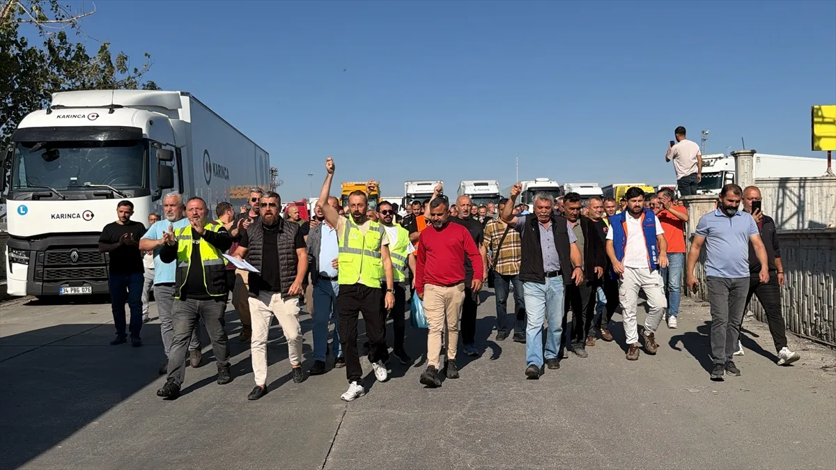 Edirne Kapıkule’de tır şoförlerinden oturma eylemi Edirne Kapıkule’de tır şoförlerinden oturma eylemi