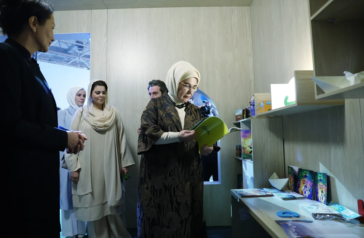 Emine Erdoğan, Özbekistan’da düzenlenen zirve kapsamında açılan sergiyi ziyaret etti Emine Erdoğan, Özbekistan’da düzenlenen zirve kapsamında açılan sergiyi ziyaret etti